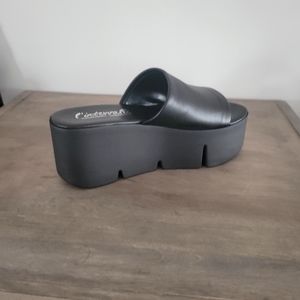 Sandales en cuir noir, neuves avec la boîte.Super confortable!